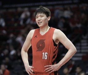 九游官网-心系老东家！杨瀚森助威青岛季后赛：祝兄弟们放平心态、一路高歌
